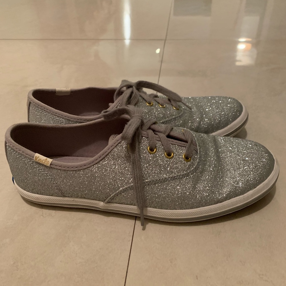 Sneakers Big Kid Size 5 (Fit Women’s 6.5)